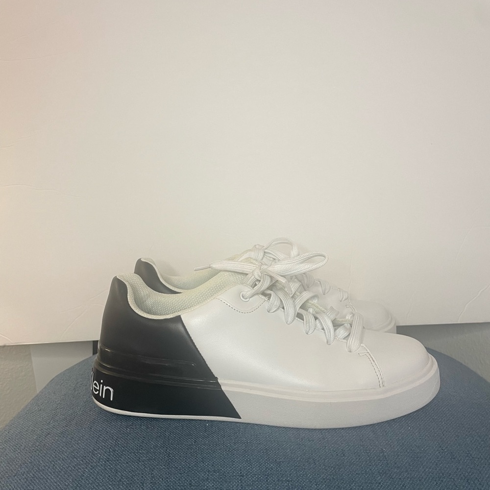CALVIN KLEIN Blakee Colorblock Sneakers in Women size 10
